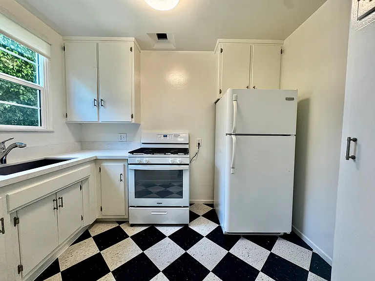 1401 N Fairfax Ave #102 — Photo 8