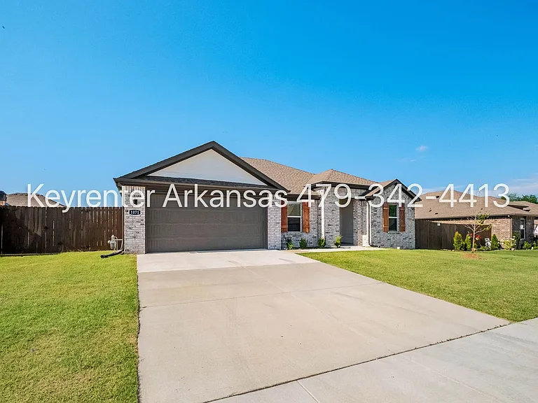 1071 Emerald St — Photo 3