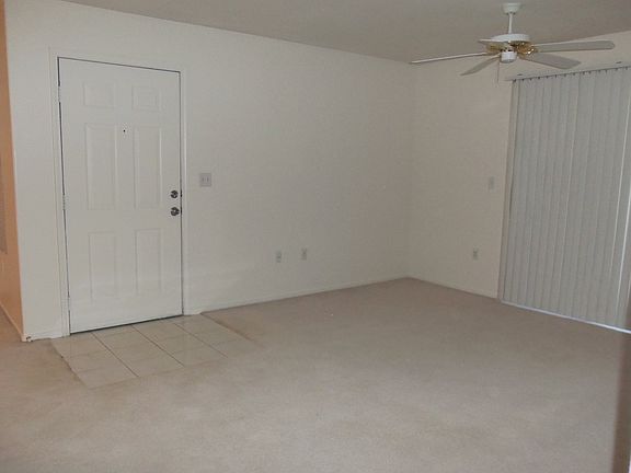ENTRY / LIVING ROOM