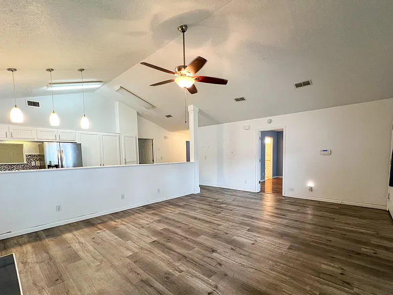 359 Mercedes Ave — Photo 3