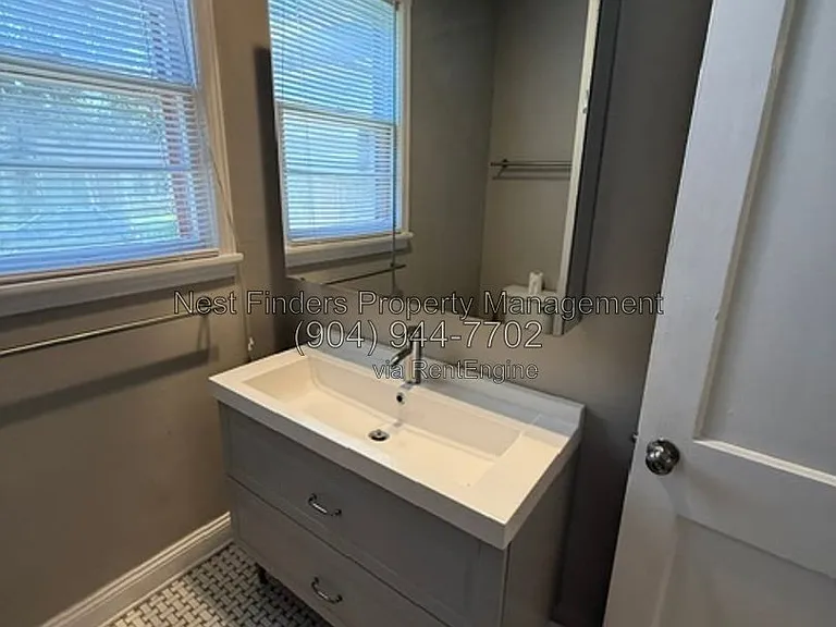 1309 Macarthur St — Photo 21