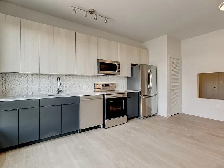 115 W Hamburg — Photo 33