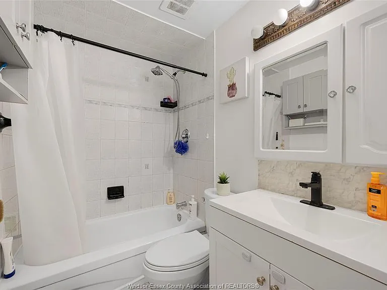 6384 Thornberry Cres — Photo 17