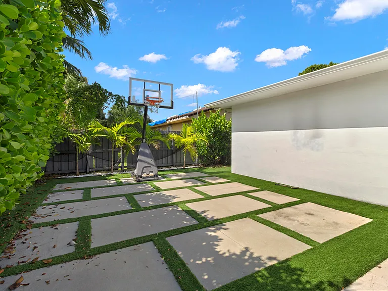 21303 NE 18th Pl — Photo 36