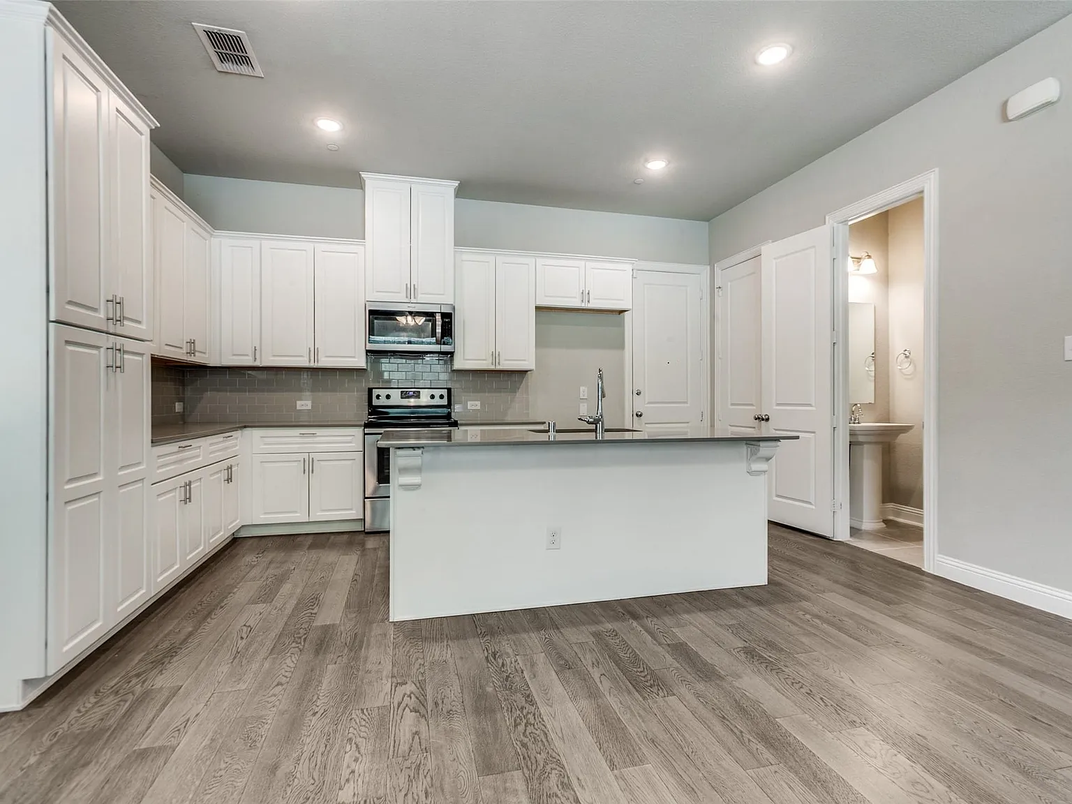 3 bed, 3.5 bath, 1940 sqft, $3,200 — Photo 2
