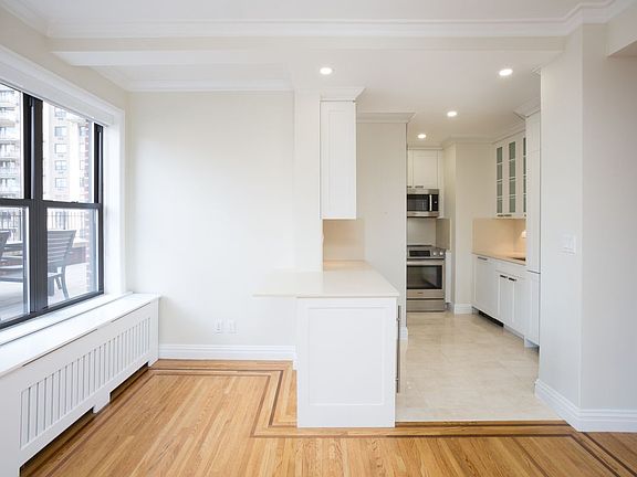 4th image of 210 W 70th St APT 1002