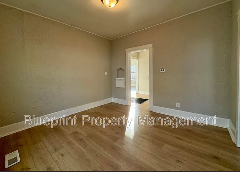 1532 Bay Ave SW — Photo 11