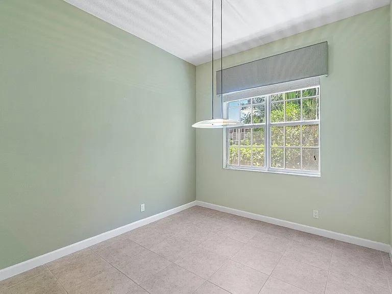 526 Commons Dr — Photo 13