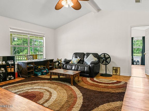 5th image of 14 Rosewood Dr
