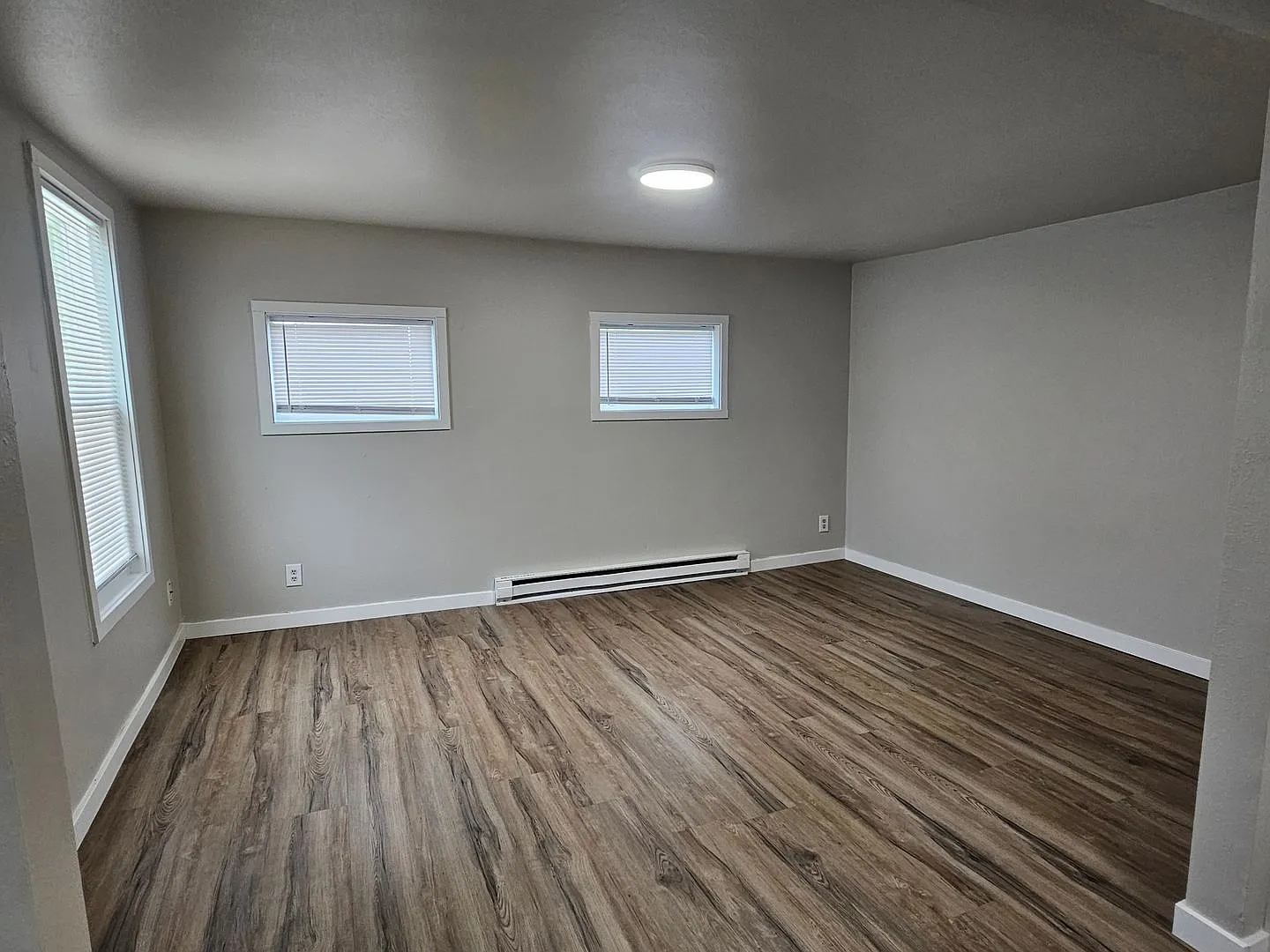 406 E Broadway — Photo 3
