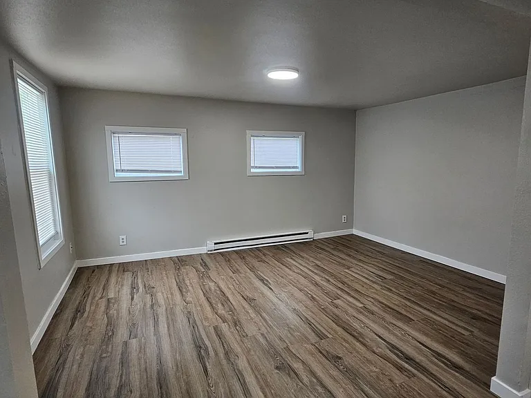 406 E Broadway Ave — Photo 3
