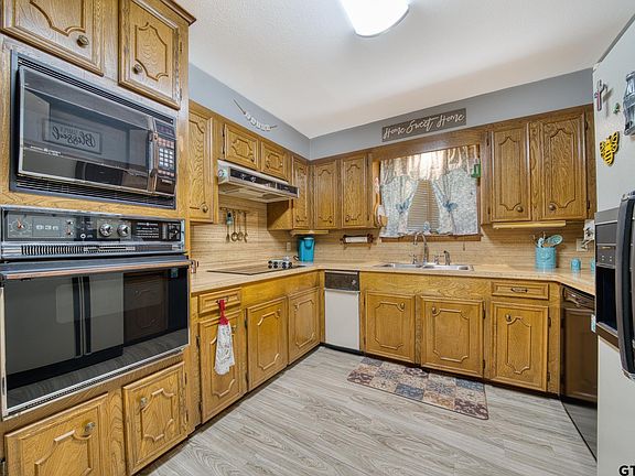 4th image of 471 Southfield Ln