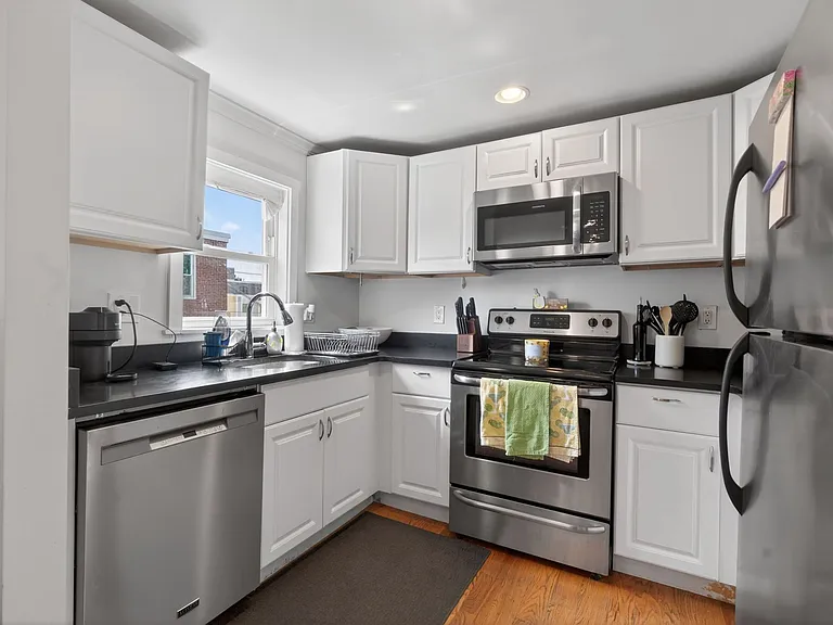 135 W Seventh St — Photo 16