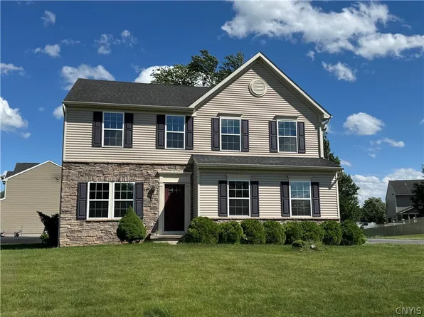 101 Rising Crest Cir, Minoa, NY 13116