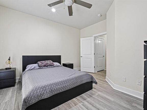 5th image of 4104 Marina St