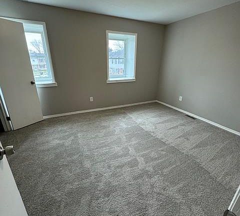 5th image of 35 Maple Ct