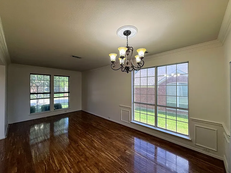 2762 Hillview Dr — Photo 3