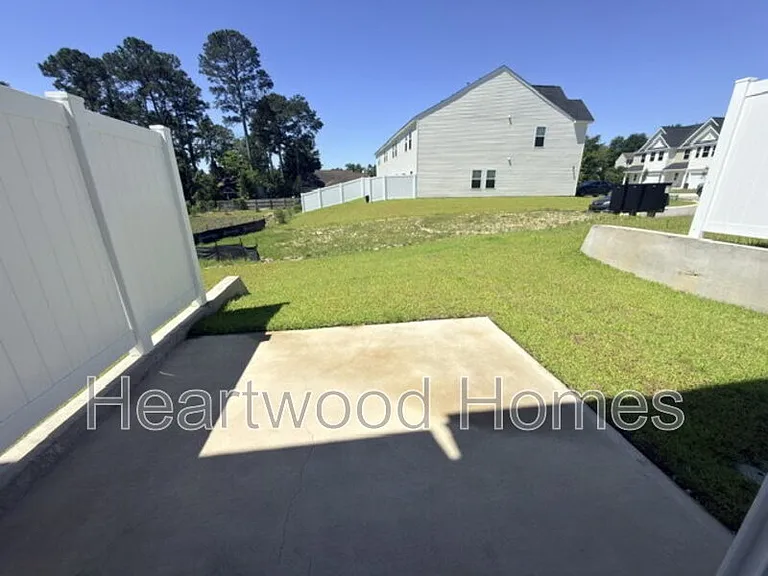 121 Bartlett Dr — Photo 44