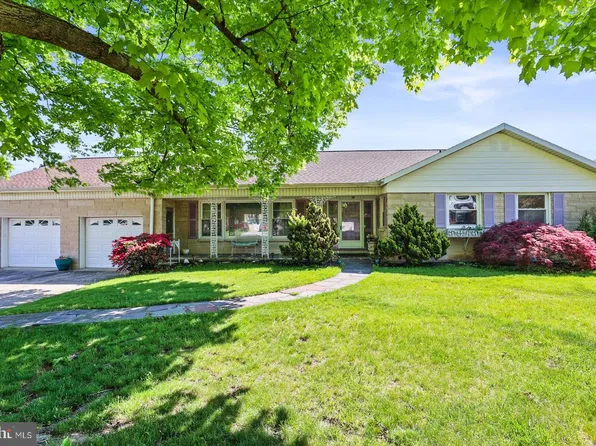 1445 Chapel Dr, York, PA 17404