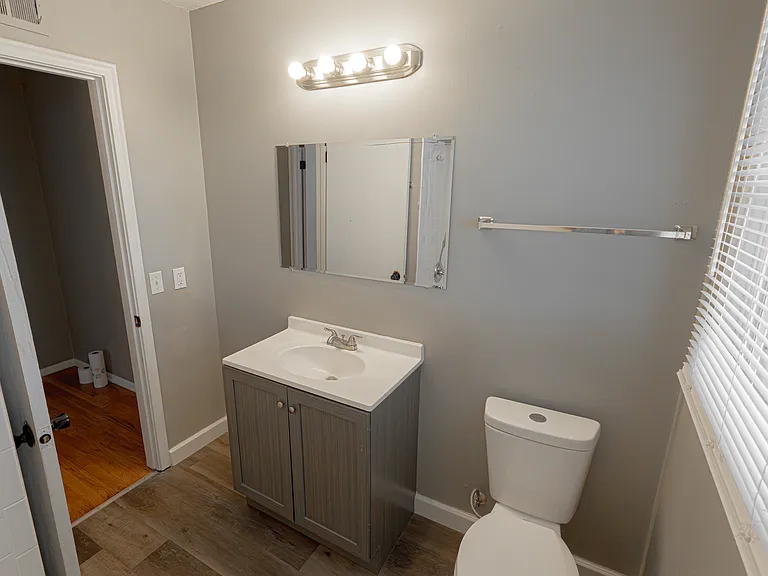 Full Bathroom (upstairs)