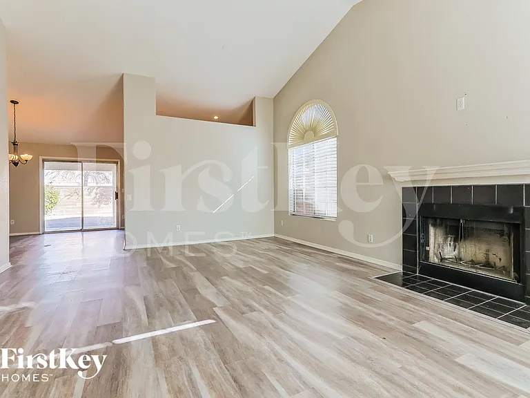 1380 W Gary Dr — Photo 2
