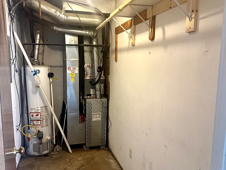 UTILITY ROOM WITH EXTRA STORAGE