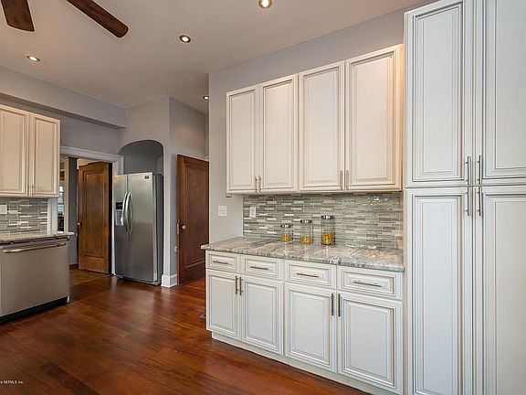 105 W 10th St Staged-10
