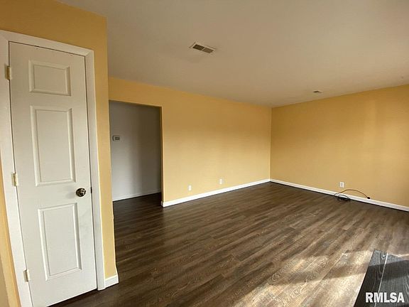 5th image of 303 S Plover Dr