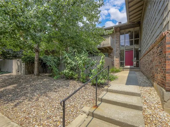 8708 Metcalf Ave APT 10, Overland Park, KS 66212