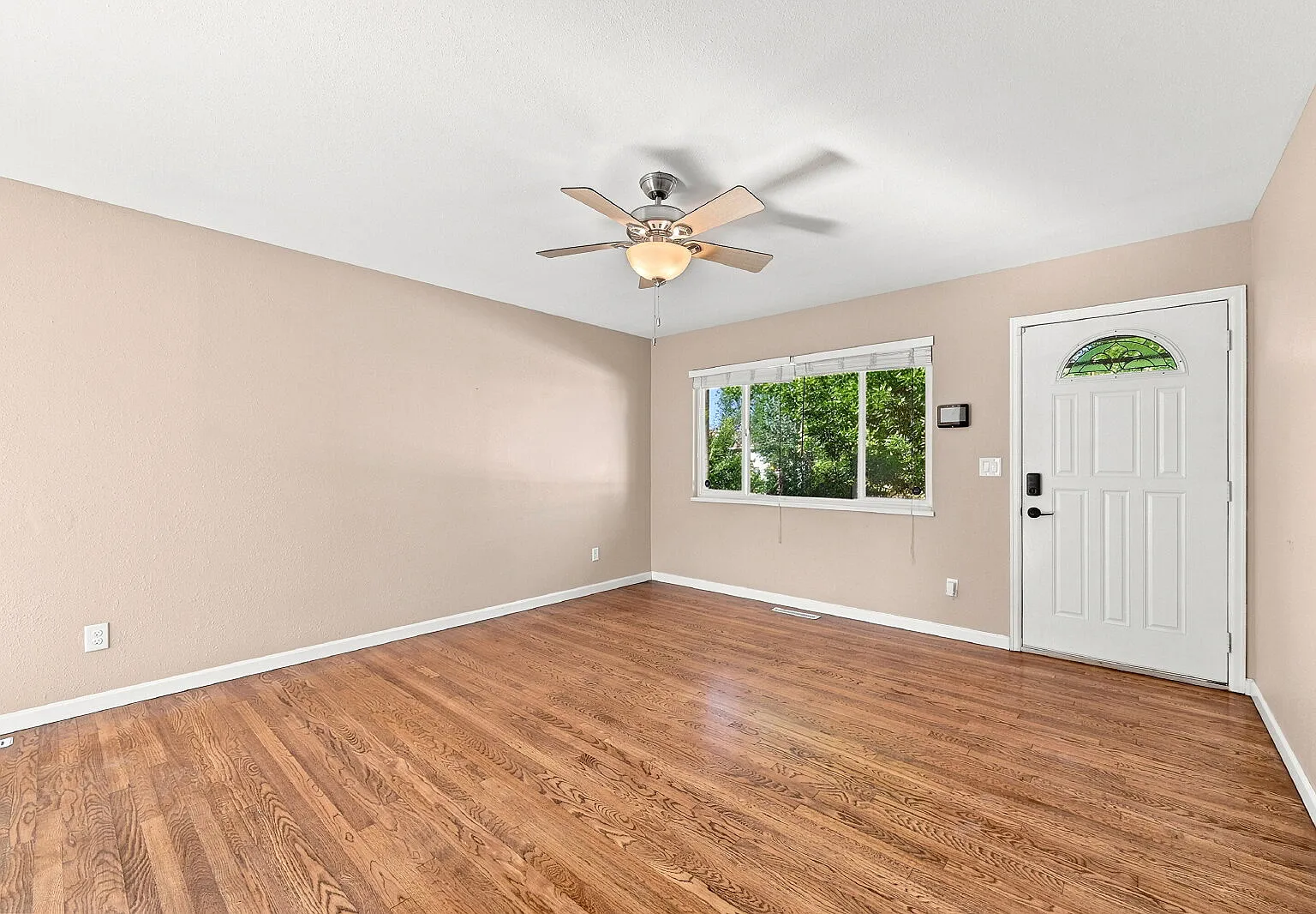 5 bed, 2.5 bath, 1819 sqft, $2,196 — Photo 3