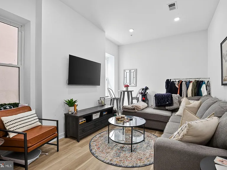 1415 Locust St #402 — Photo 2