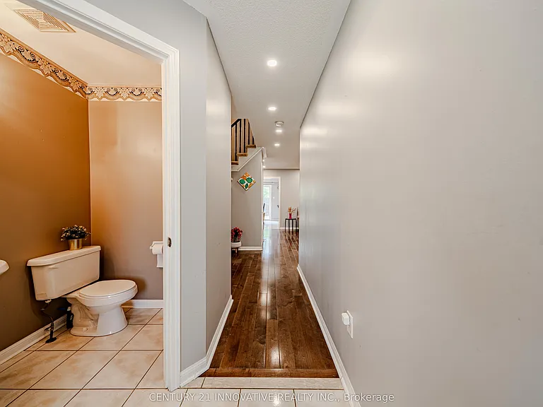 28 Samandria Ave #UPPER — Photo 8