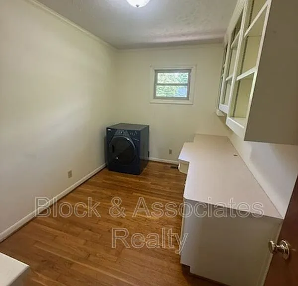 304 Swaim St — Photo 6