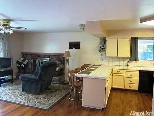 4th image of 702 Creekside Ct