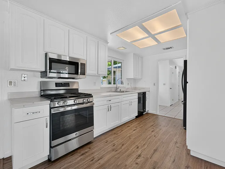 1118 Cresthaven Dr — Photo 4