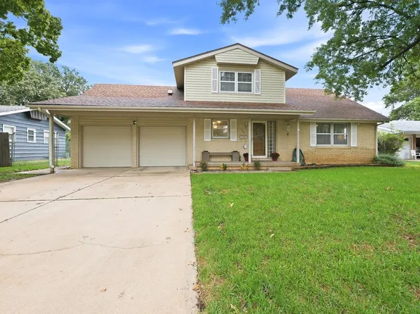 706 N Farmington Dr, Derby, KS 67037