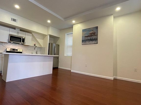 4th image of 939 S Saint Bernard St APT 1