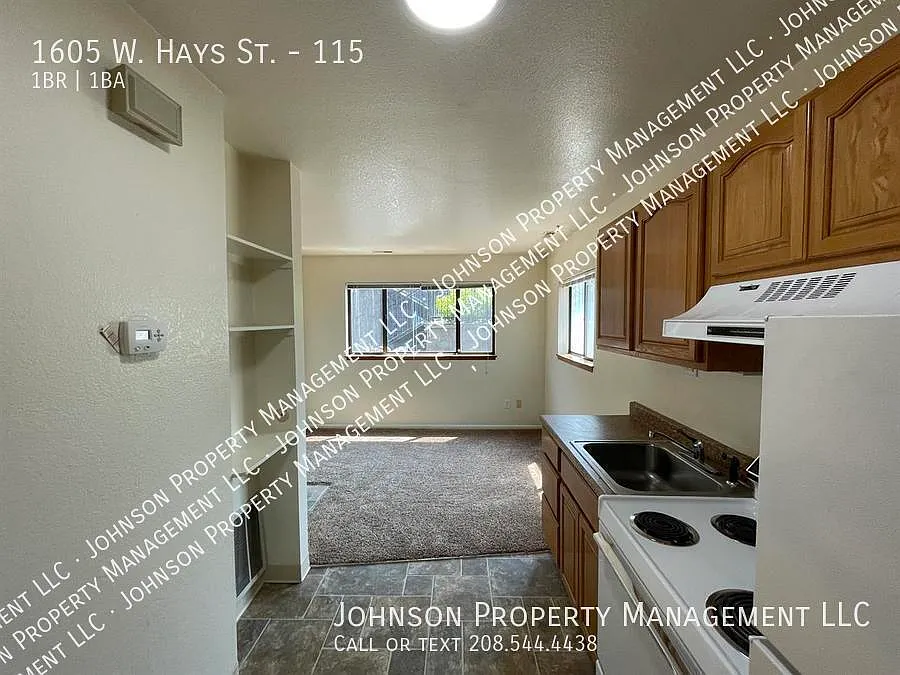 Affordable downtown Boise living close to all! Laundry on-site and off street parking! — Photo 4