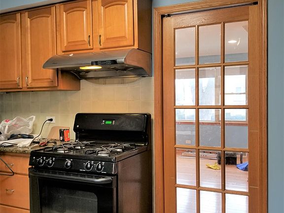 5th image of 4800 Grove St #1E