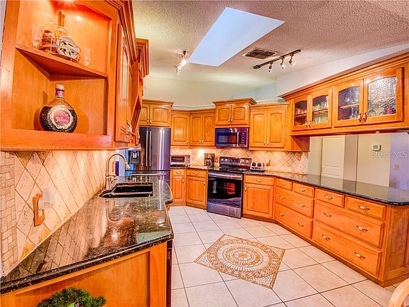 3rd image of 528 Glade Ct