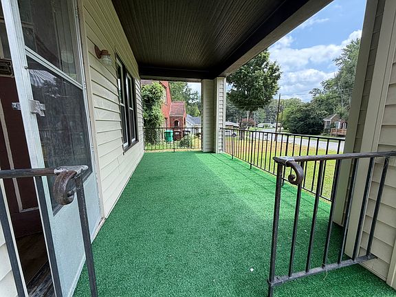 3rd image of 901 Circle Dr