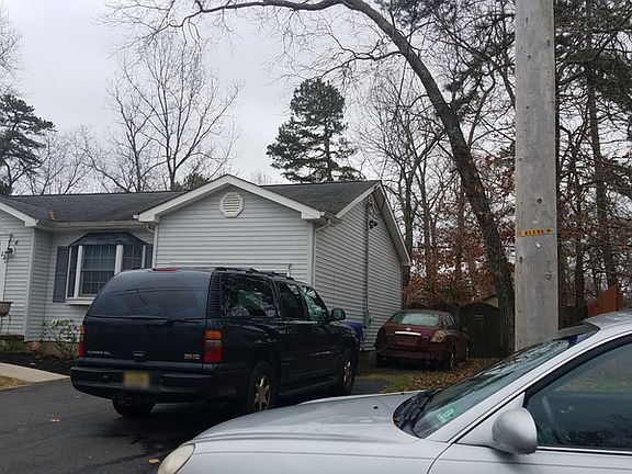 3rd image of 221 Sassafras St