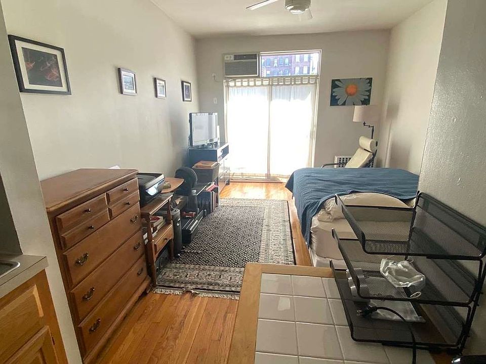 1st image of 248 W 21st St #4C1
