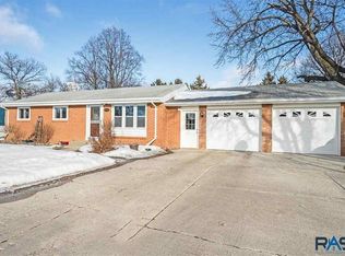 124 S 6th Ave, Brandon, SD 57005