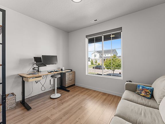 4th image of 805 S Spring Canyon Way