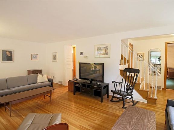 5th image of 335 Roycroft Blvd