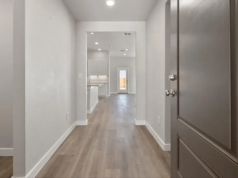 2504 Abbeville Ave — Photo 2