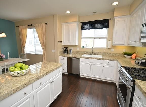 UPGRADED kitchen Stainless appliances Granite counters