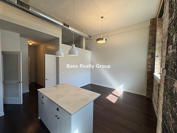 2nd image of 5026 N Kenmore Ave #111