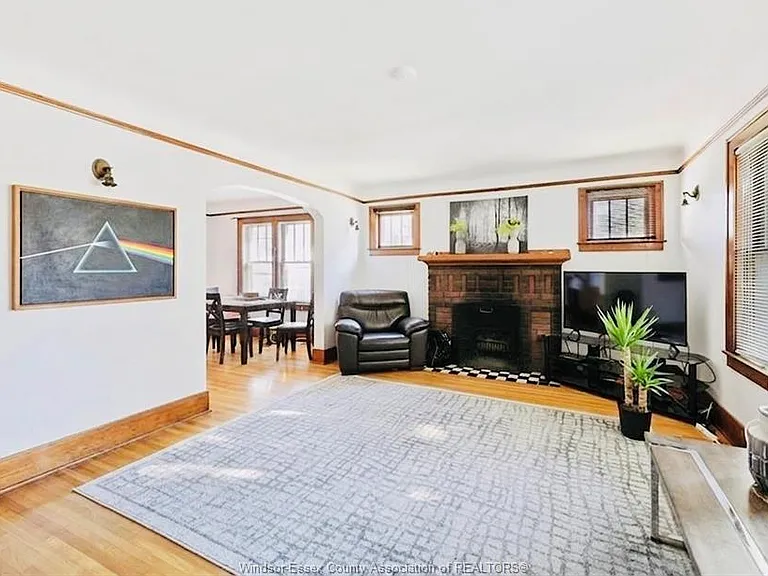 1596 Victoria Ave — Photo 5